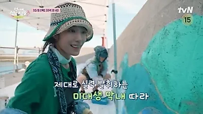 Ewha Womans University Western Painting major Roh Yoon-seo shows off skills in front of 13m giant mural