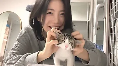 Shin Ye-eun, a Face-off with a Cat—A Beauty Competition? Or Acting Coaching?