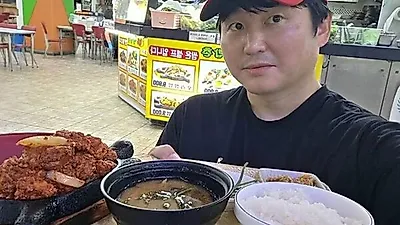 キム・デボム、凶器乱行犯を制圧した義人の食堂を訪れ「善行への買い物による応援」を実践