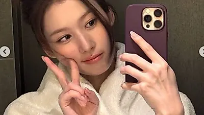 TWICE サナ、猫の役を演じタオル一本で愛嬌