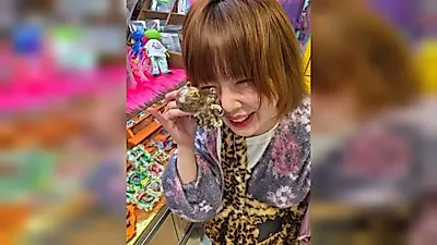 キム・ヒョナ夫妻、日本旅行で個性的なファッションを披露