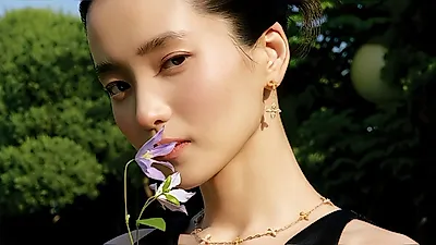 Kim Tae-ri, Her Beauty Never Rests Even During a Break—More Radiant Than Jewels