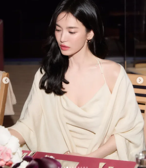 Song Hye-kyo khoe vẻ đẹp quyến rũ và gu thời trang sang trọng tại Paris