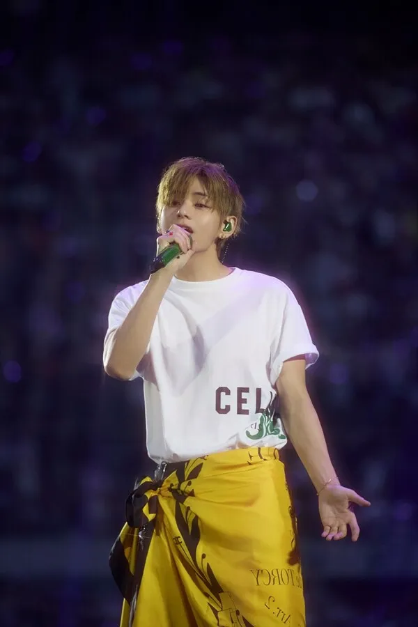 BTS V、パリ公演でCELINEカスタムルックを完璧に消化―グローバルな存在感を証明