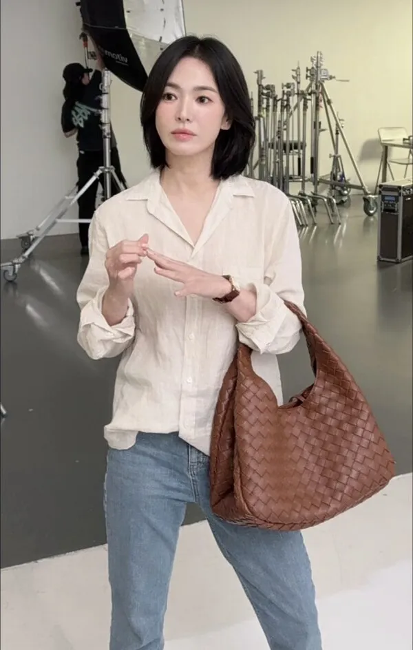 Song Hye Kyo gây ấn tượng với áo sơ mi đơn giản phối cùng quần denim và túi xách hàng hiệu