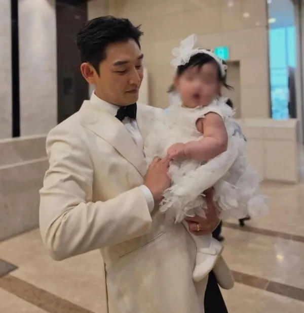 Nam diễn viên Kang Shin-hyo tiết lộ kết hôn sau khi đã có con