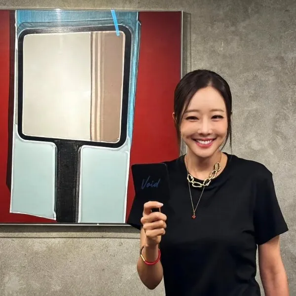 ソ・ユジン、美容室なのに美術館?圧倒的な美貌で演出した空間
