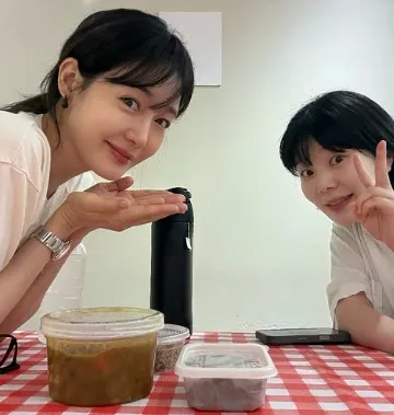 ソン・ユリが映画『赤い髪の姉』のイ・ムンジョンに反応「少女が三児の母に」