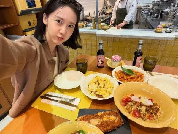 Lim Yoon-ah 剪短发、享用丰盛大餐，引发“食物会流向大脑吗”的趣味讨论