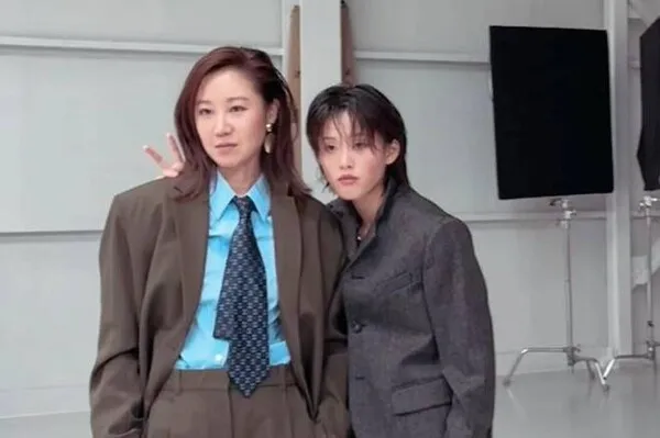 Đúng là Gong Hyo-jin, hoàn thiện phong cách chỉ với một chiếc mũ cói tại New York