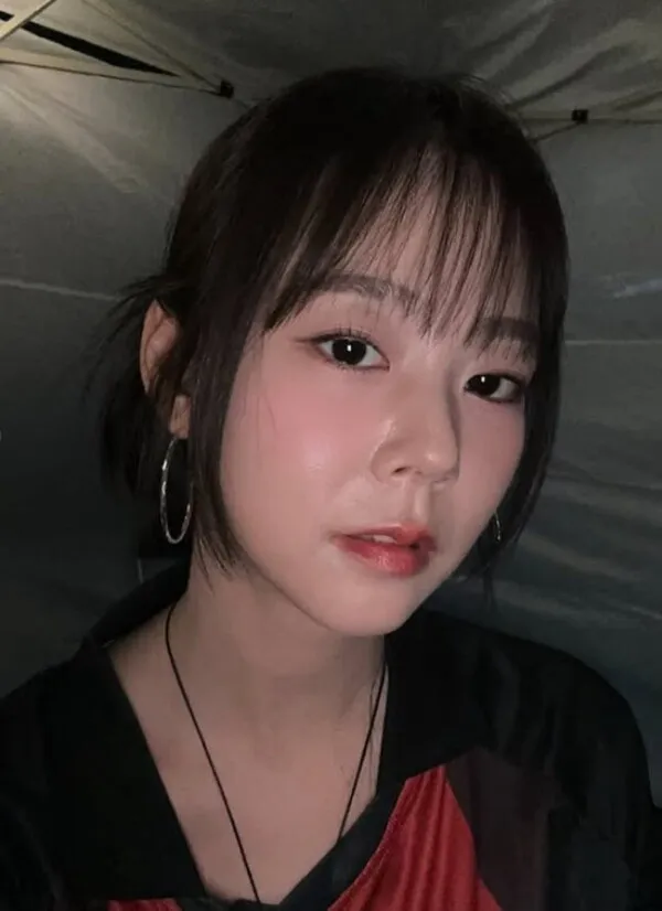 Han Seung-yeon 忍受颈椎间盘突出,强行完成5首歌曲表演:“跳舞时脖子动不了”