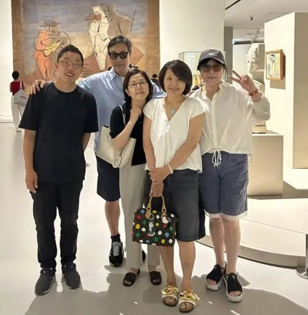 キム・ジェドン、久しぶりに目撃される―イ・ムンセ、ノ・サヨンらと展示会に登場