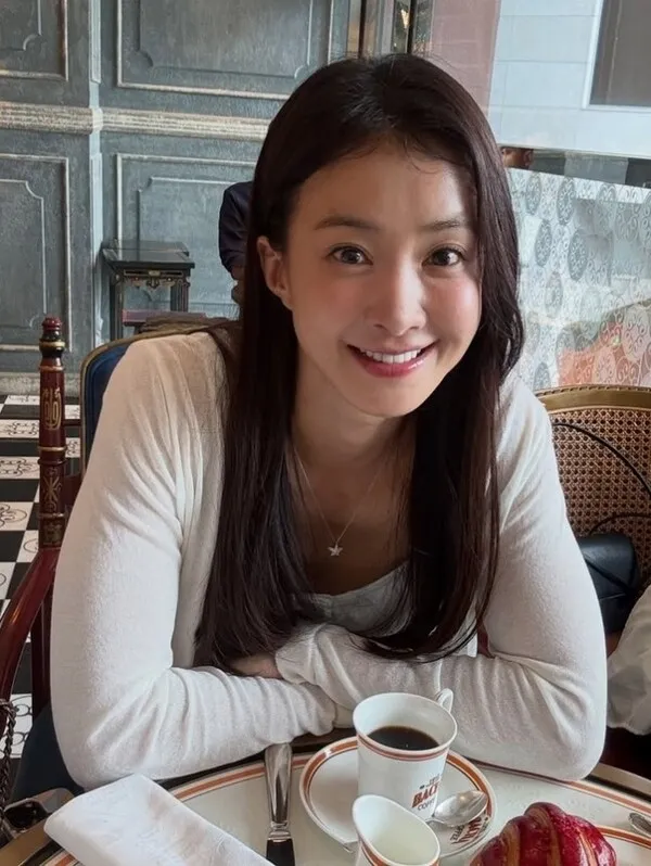 Lee Si-young to Depart for One-Month Stay in Canada with Her Son