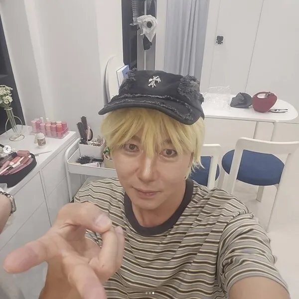 Tak Jae-hoon Challenges Bold Blonde and Heavy Gyaru Makeup at Age 58