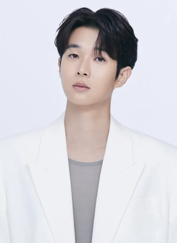 Choi Woo-shik hóa thân thành nhà hoạt động độc lập trong phim 'Goraebyeol', đóng cặp cùng Moon Ga-young