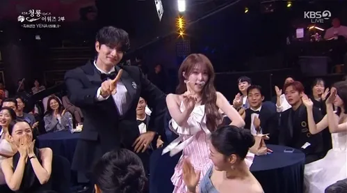YENA Steals the Show at Blue Dragon Series Awards with Surprise Dance with Kim Jae-won and Yoo Jae-suk