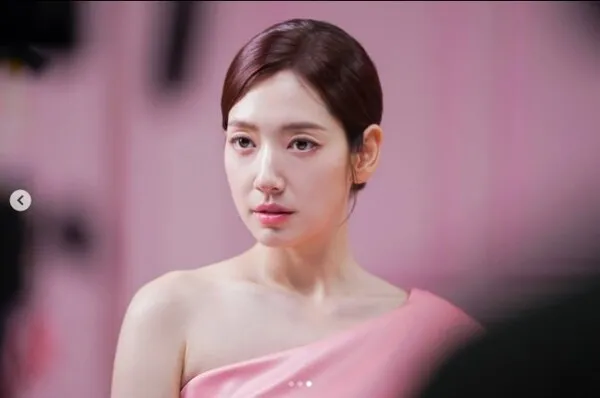 Park Shin-hye celebrates birth of second child with cake gifted by acquaintance