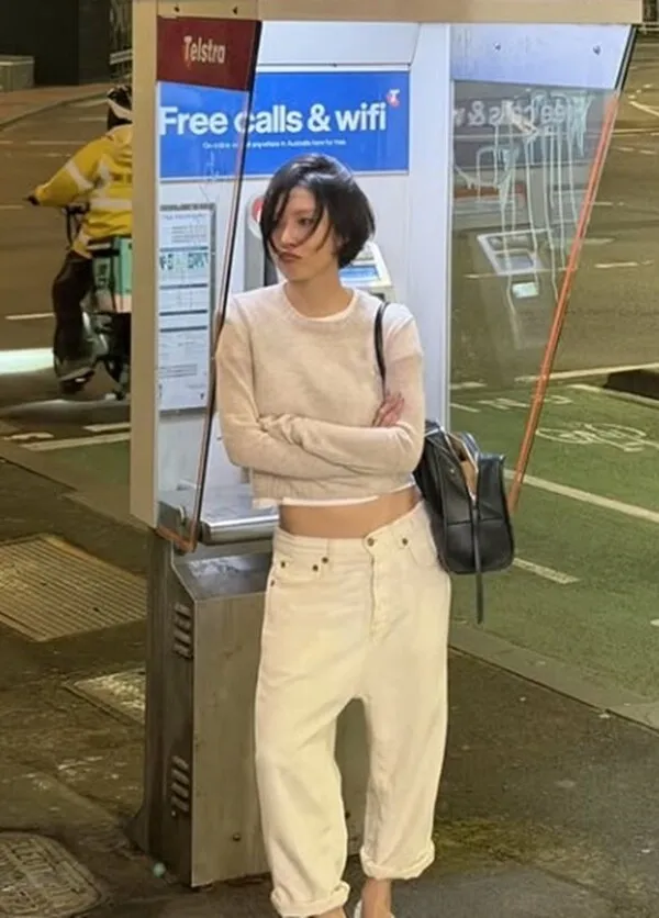 Hwasa、オーストラリアの路上で座り込み「安価なパンツ」スタイルの散歩