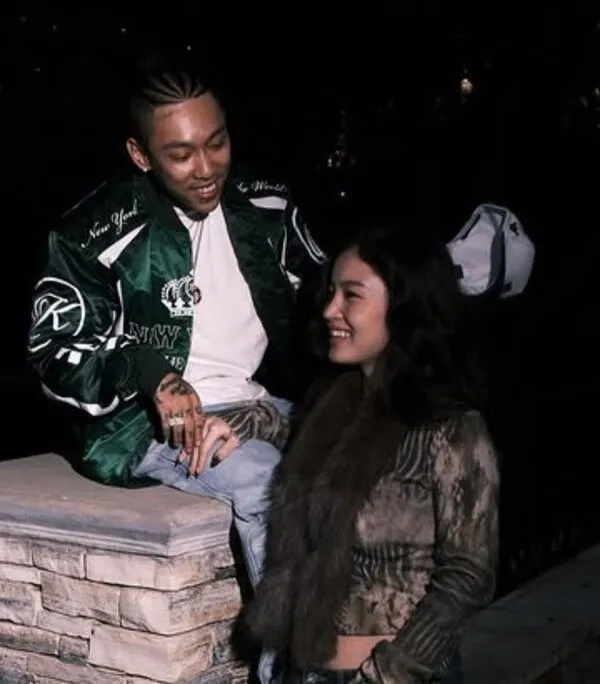 Dok2、モンゴル公演でJayciathedevilに膝をつく―結婚説に「胸がキュンとする」と話題