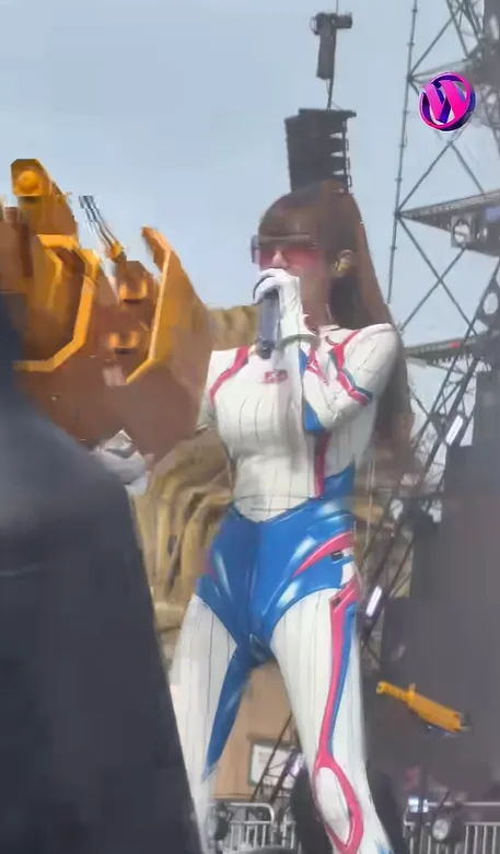 Choi Yena gây bùng nổ với bộ racing suit toàn thân đầy phá cách tại Waterbomb khiến người hâm mộ phấn khích