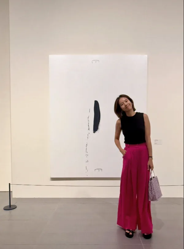 身長170cmのチョ・ユンヒ、ピンクのパンツを纏い美術展示会に登場