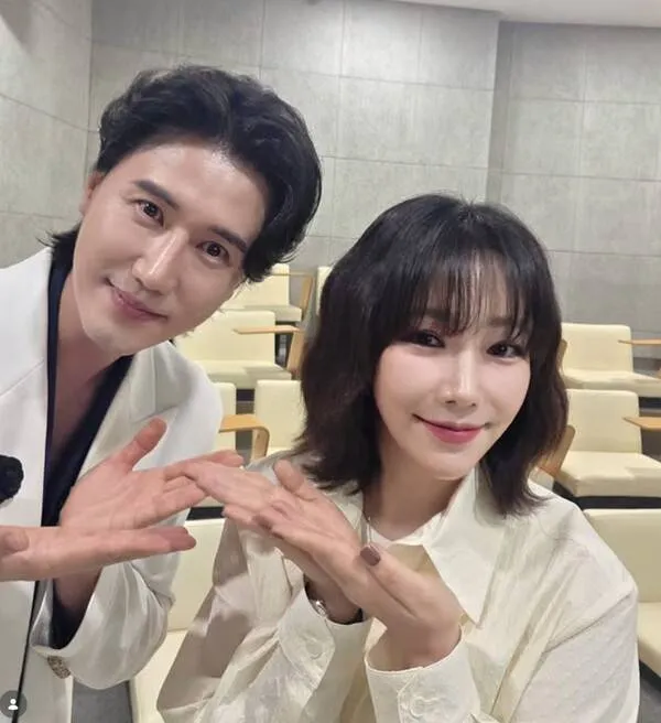 シンソン(Shin Seong)の隣にいた美女の正体は「まさかイ・ユリ?」激変したビジュアルに注目