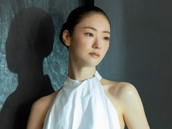 Jeon Yeo-been toả sáng với vẻ đẹp thanh lịch, quyến rũ và trí tuệ
