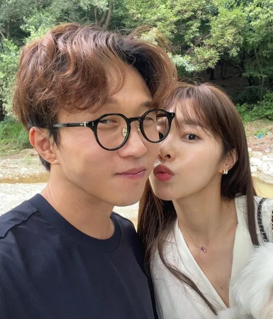 Lee Sol-i, After Denying Divorce Rumors with Park Seong-gwang, Confesses: "It's True, All That Remains is Parting"