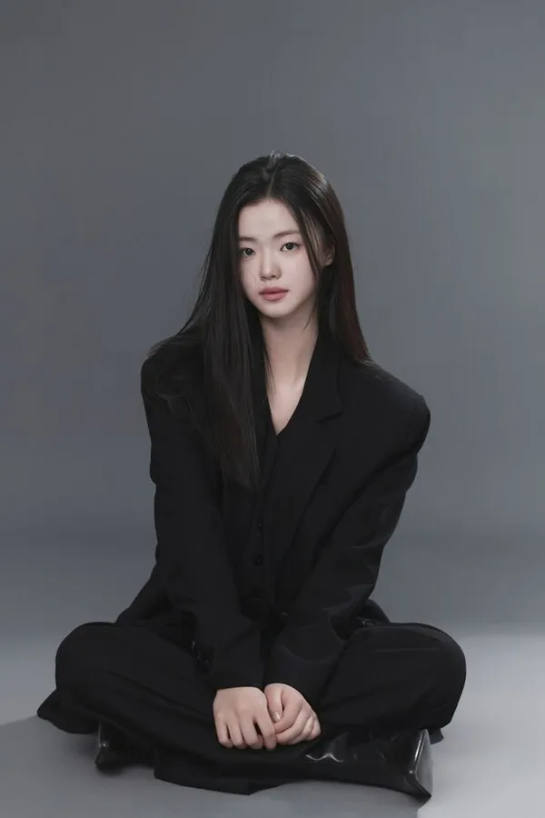 Kim Si-a, diễn viên nhí phim 'Miss Baek' cùng chung công ty với Byeon Woo-seok