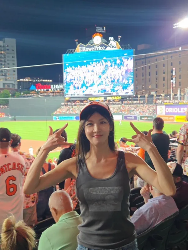 女優ハ・ジウォン、韓国人俳優として初のMLB始球式に登場-観客席での姿もキャッチ