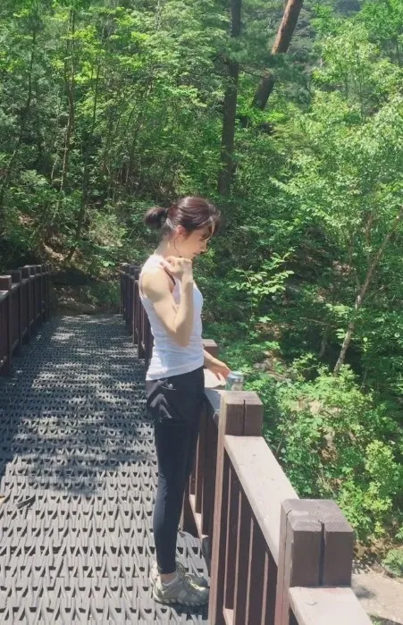 Kim Min-jung tỏa sáng rạng rỡ giữa núi rừng và bí quyết trẻ trung ở tuổi 43