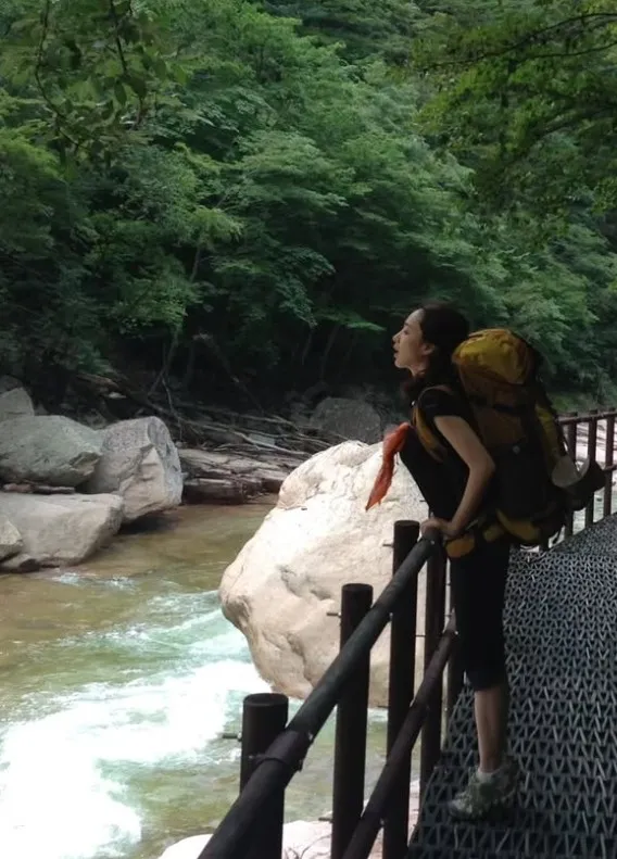 Kim Min-jung tỏa sáng rạng rỡ giữa núi rừng - Bí quyết giữ nét trẻ trung tuổi 43