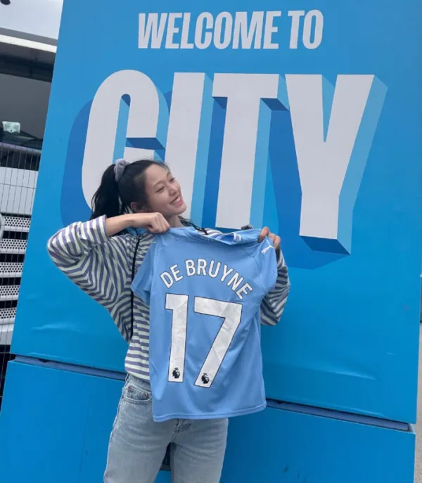 Seolhyun không cần ghế VIP - Mặc áo đấu Man City cổ vũ nhiệt tình tại khán đài thường