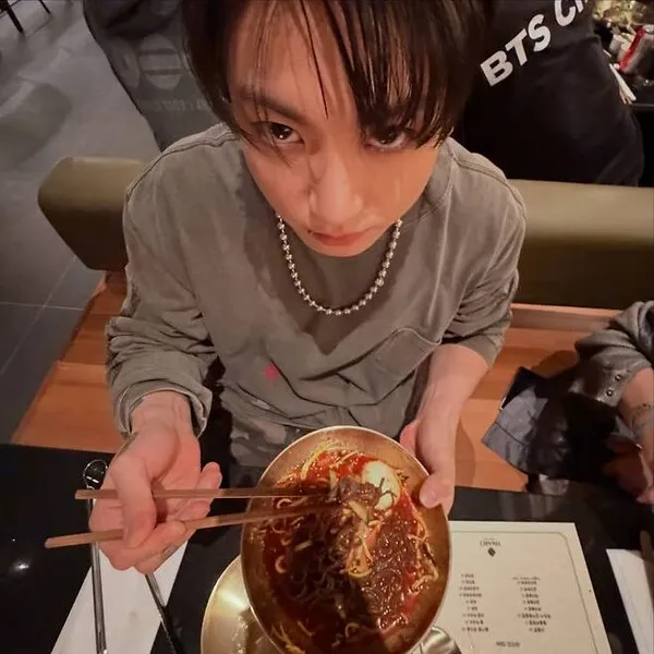 BTS V、「ジョングクは近づくと噛みつくけど、ベイブホップは大人しい」
