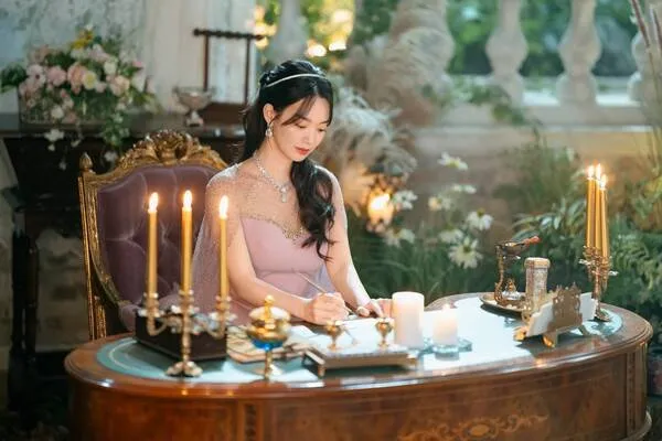 《再婚皇后》Shin Min-a展现历代作品最高气质与美貌
